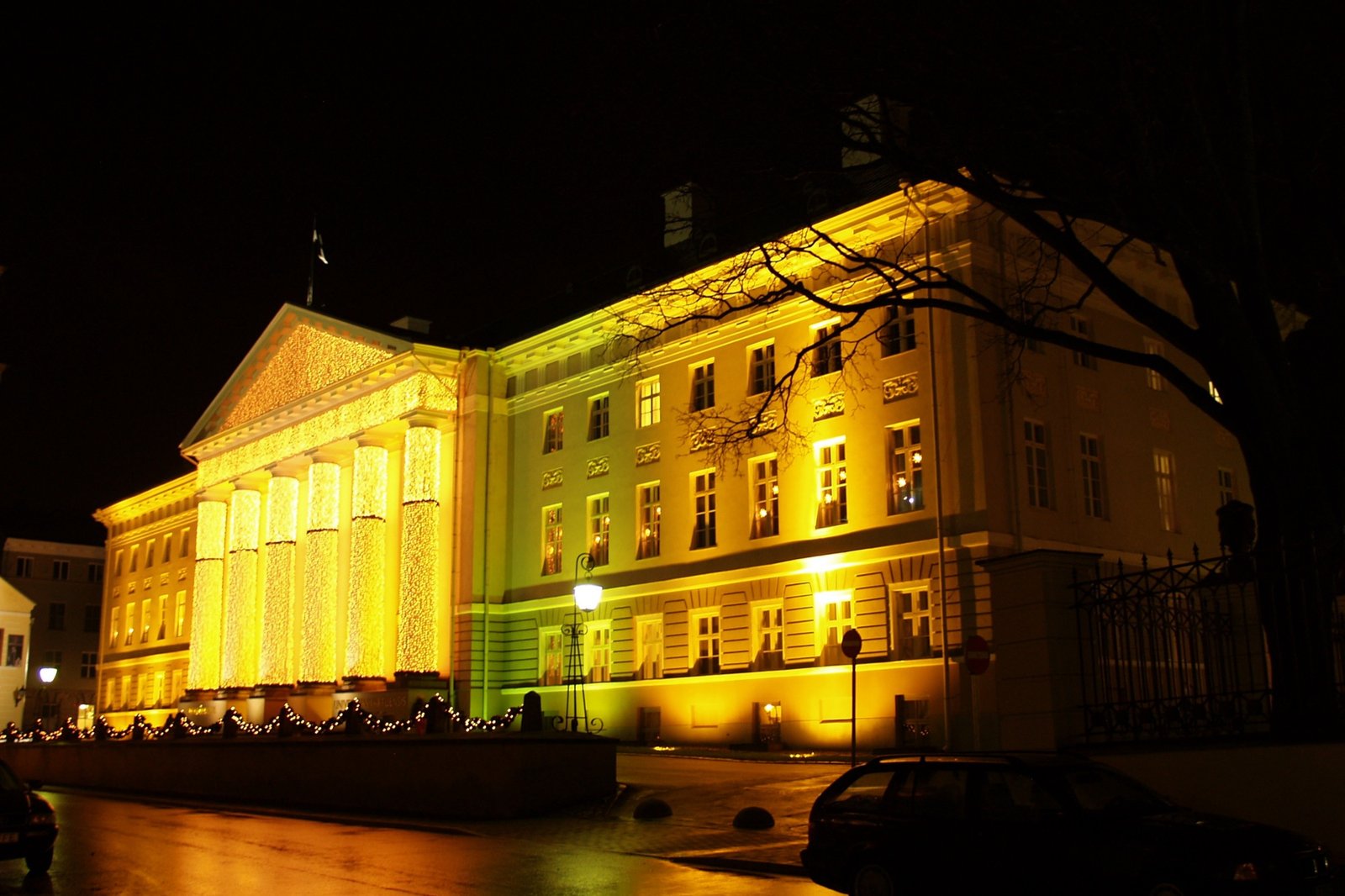 University of Tartu main building at night