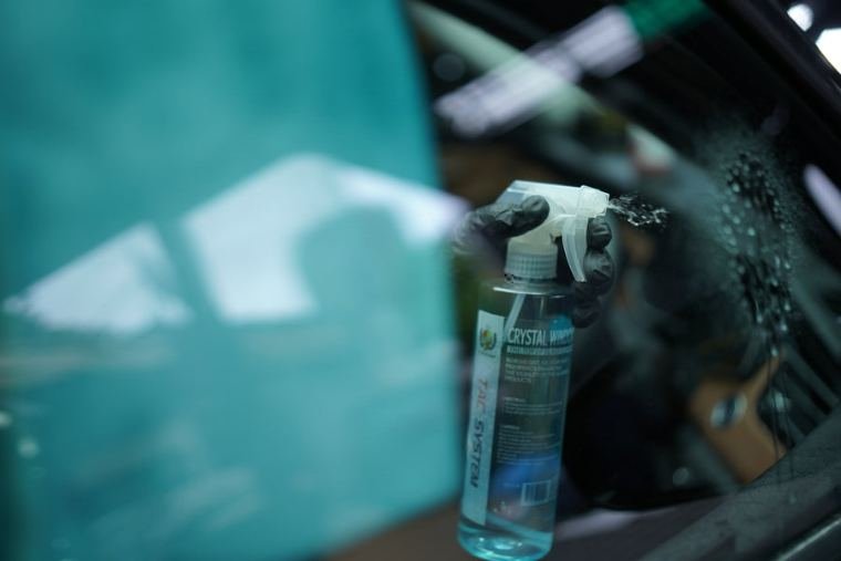 Detailing a car windshield with a TAC System care product